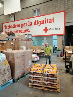 Voluntarios de Cruz Roja con el producto procedente de Mercabarna