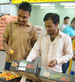 Foreign buyers in Mercabarna's Central Fruit and Vegetable Market
