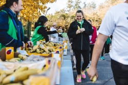 Un dels avituallaments de la cursa. (Autor: Associació contra el càncer Barcelona)