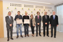 From left to right, the managing director of Mercabarna,the winners of the prize 'Mercabarna Innova' and the jury