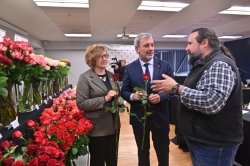 Monserrat Ballarín; Jaume Collboni i Miquel Batlle davant les diferents varietats de roses que es comercialitzaran per Sant Jordi