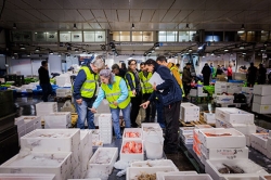 Visitants al Mercat Central del Peix
